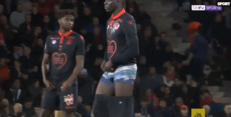 葡超比赛一球员受伤需要担架，对方球员帮忙传递担架吃黄牌（葡超争议一幕：球员伤退需担架，对手递担架反吃黄牌）