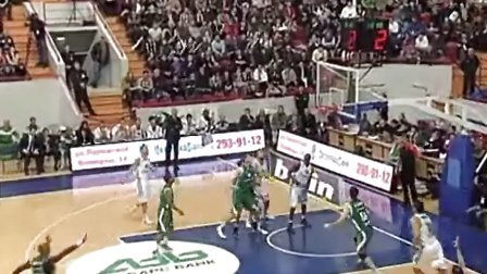 科勒克穿着破洞袜子！格里芬调侃：你的奖金能买一百万双袜子（格里芬调侃科勒克穿破洞袜：你那奖金够买一百万双新袜子）