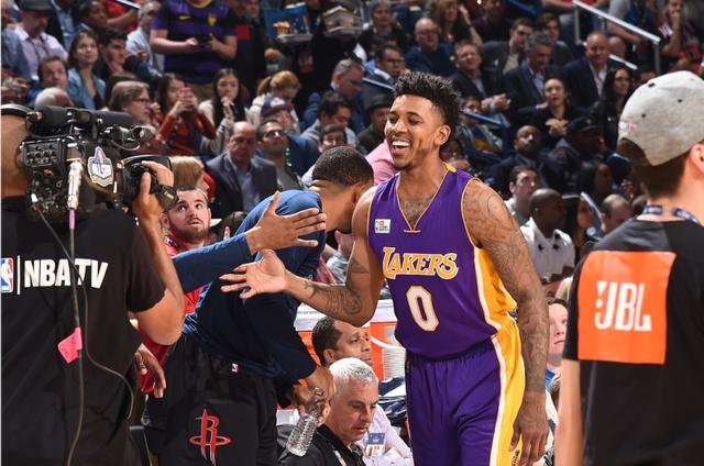 杜兰特关键中投命中，全场欢呼（杜兰特关键中距离一击命中，引爆全场）