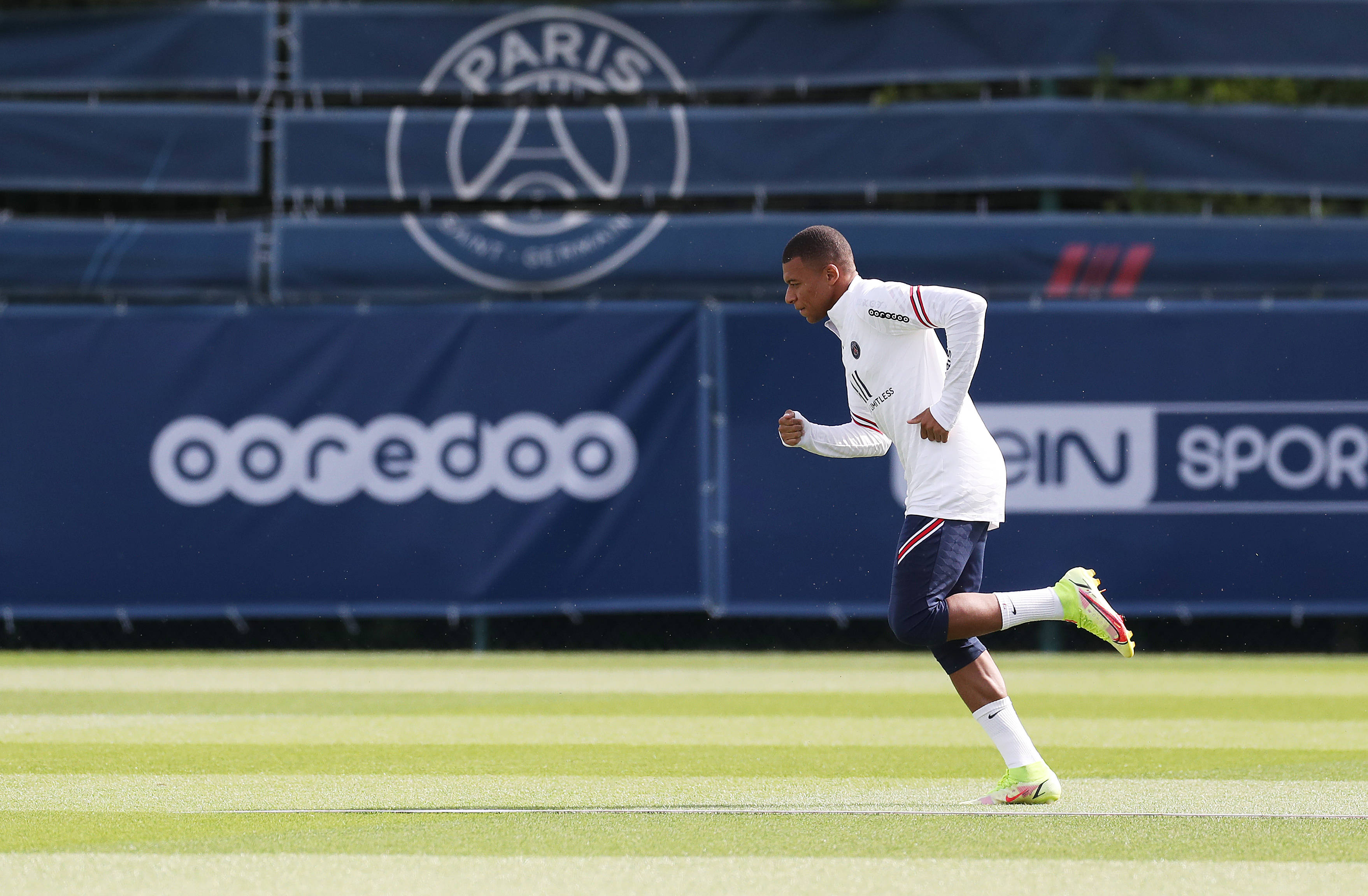 塞萨尔：齐沃为什么要换下博尼和泽林斯基？他俩明明表现最好（塞萨尔质疑齐沃换人：为何撤下表现最佳的博尼与泽林斯基？）