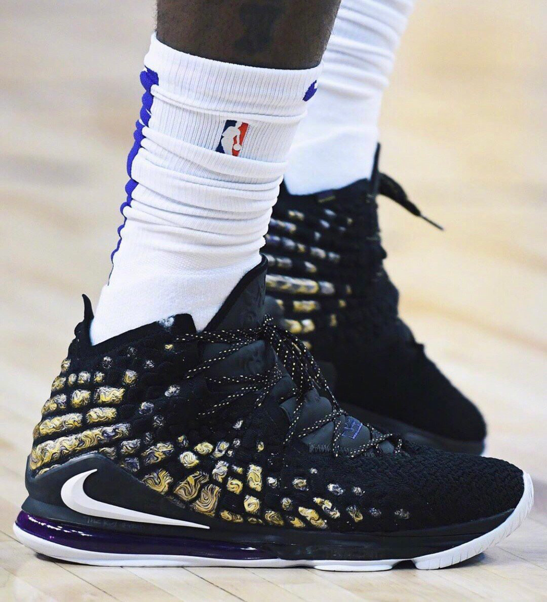 张陈治锋高效砍下11分9篮板，杨鸣场边为他握拳怒吼（张陈治锋高效斩获11分9板，杨鸣场边握拳怒吼助威）