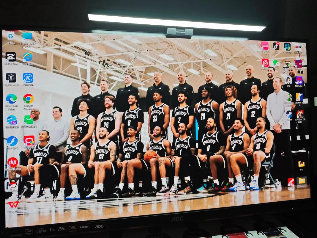 吉文：可能我有点老派，看不惯加纳乔走路歪着身子还挂条链子（吉文自认有点老派：不习惯加纳乔斜着身走还戴链子）