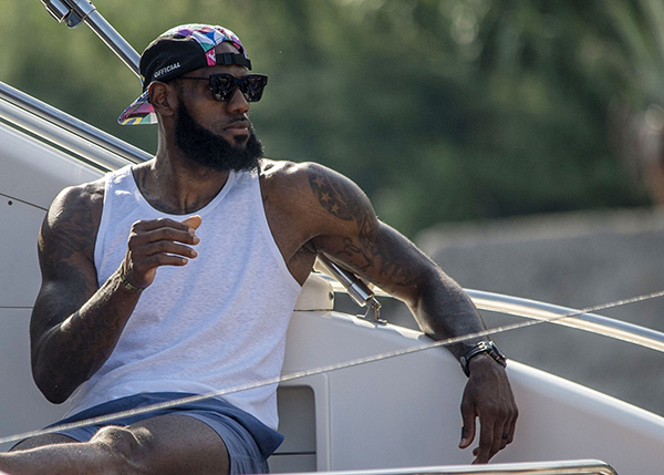 杨瀚森，一个普通的篮球运动员，却在一场比赛中展现出惊人的毅力与勇气。（杨瀚森：平凡球员在一战中展现非凡毅力与勇气）