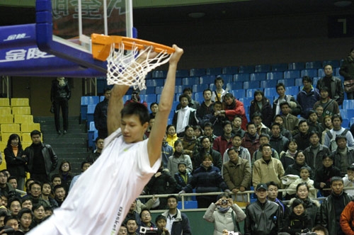 备战明日激战：火箭挑战在即，全队信心满满（迎战明日硬仗：火箭队整装待发，信心十足）