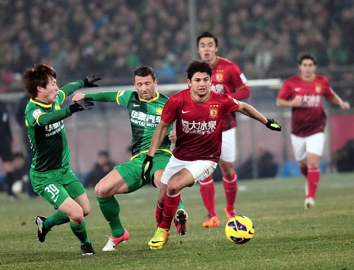 申花连续两个赛季在亚冠输给柔佛，共丢6球、仅打进1球（申花亚冠连两季负柔佛：被灌6球仅入1球）