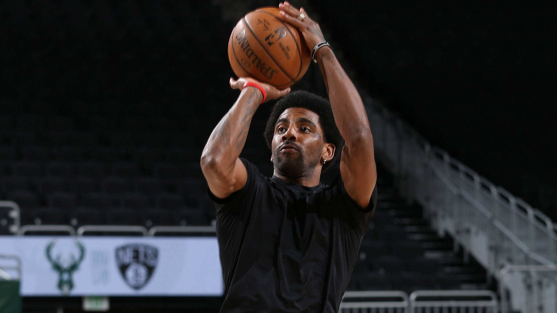 萨福诺夫成本世纪以来，首位在点球大战4次扑点的大巴黎门将（萨福诺夫创纪录，成巴黎本世纪首位在点球大战扑出4点球的门将）